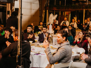 Ambitieuze jongeren bij het Good Vibes Dinner: "Ik heb Nederlands geleerd via TikTok"