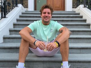 Man komt erachter dat zijn online vriendin eigenlijk zijn huisgenote is