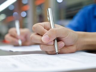 Amsterdamse taalschool fraudeerde bij inburgeringsexamens met camera en oortjes