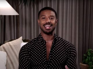 Michael B. Jordan wordt door vrienden geroast vanwege zijn 'Sexiest Man Alive'-titel