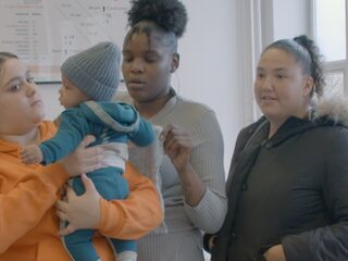 'Mommies in Class' volgt jonge moeders die terug naar school gaan