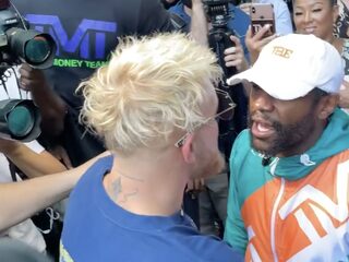 Jake Paul steelt pet van Floyd Mayweather