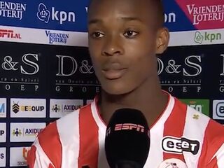 Sparta-speler Emegha (18) eert overleden teamgenoot met eerste doelpunt