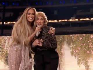 Jennifer Lopez geeft samen met haar moeder een hartverwarmend duet