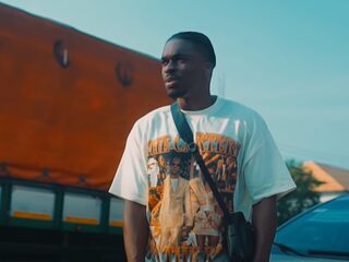 Henkie T, Selma Omari en Inez te gast bij Défano's 'TV Avondklok'