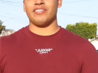 Tiktokker geeft donaties van $1000 aan straatverkopers die het zwaar hebben