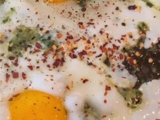 'Pesto eggs' zijn de nieuwste foodtrend op TikTok: zo maak je ze