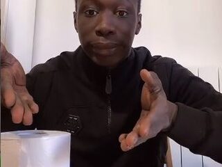 Khaby werd een online bekendheid door het belachelijk maken van TikTok-video's