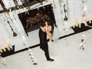 Ariana Grande deelt foto's van haar intieme bruiloft met Dalton Gomez