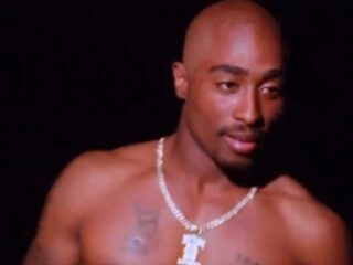 2Pac haalt in niet eerder vertoonde beelden uit naar daders schietpartij: "Ik leef nog"