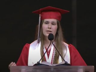 18-jarige Paxton gaat viral met diplomaspeech waarin ze abortuswet aankaart