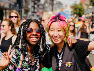 Jongeren protesteren tijdens Pride Walk: "Niemand is vrij tot iedereen vrij is"