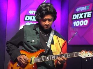 Samuel speelt dikke mash-up van o.a. Burna Boy op gitaar