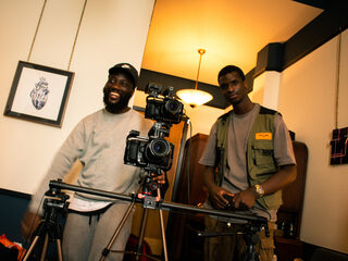 Benjamin (22) richt eerste black-owned podcast agency in Nederland op