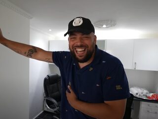 Qucee showt trots zijn eerste koophuis: "De tijden zijn veranderd"