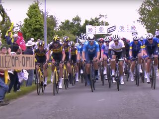 Toeschouwer veroorzaakt massale valpartij tijdens Tour de France