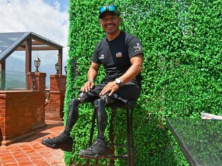 Inspirerende prestatie: Bergbeklimmer zonder onderbenen bereikt de top van de Mount Everest