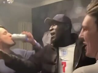 Stormzy bezoekt random huisfeestje na winst Engeland