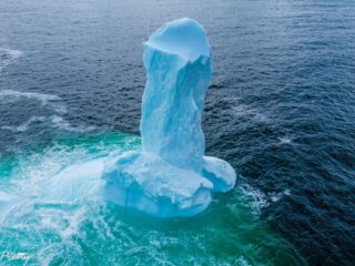 Enorme penisvormige ijsberg gaat viraal: "We noemen hem Dickie Berg"