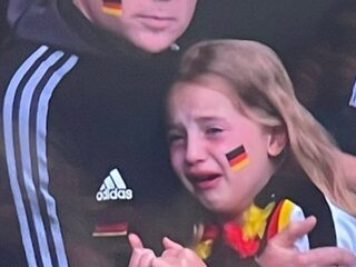 Ruim 42.000 euro opgehaald voor huilend Duits meisje dat online werd uitgescholden