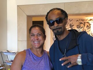 Man deelt foto van zijn moeder met Snoop Dogg, blijkt lookalike te zijn