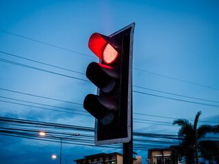 Vrouw neemt wraak op ex door 49 keer door rood te rijden in zijn auto