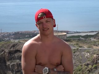 Ex on the Beach-ster Dusty kan weer lopen na zwaar scooterongeluk