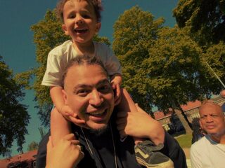 Fresku brengt ode aan familie met nieuwe clip 'Motion'
