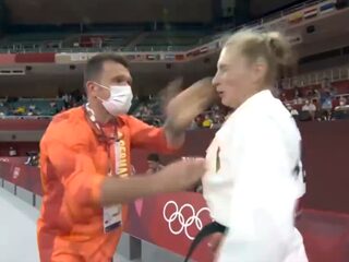 Judocoach zorgt voor ophef nadat hij judoka bitch slaps geeft