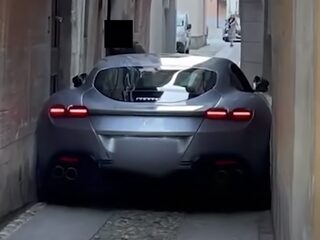Man rijdt Ferrari klem in Italiaans steegje