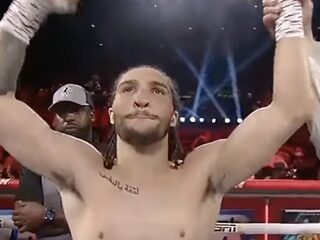 Kleinzoon Muhammad Ali wint zijn eerste wedstrijd met knock-out