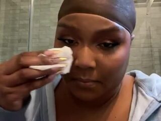 Lizzo in tranen na racistische en fatshamende reacties: "Het raakt me"