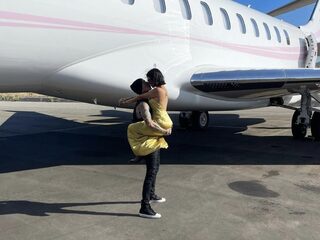 Kourtney Kardashian helpt vriend Travis Barker vliegangst overwinnen