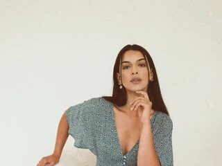 Influencer Farrah (27) was tot twee jaar terug dakloos: 'Iedereen heeft een rugzak'