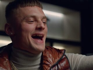 Rapper Richie wordt overvallen in Nederlandse Netflix Original 'Forever Rich'