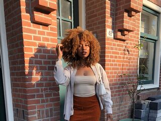 Christine (20): "Wees niet bang om je natuurlijke krullen te dragen"