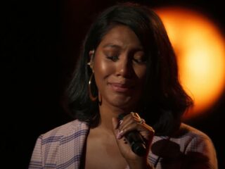 Weduwe Chadwick Boseman zingt emotioneel lied voor hem als eerbetoon