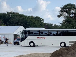 Eerste Afghaanse evacués ontvangen met vlaggen en welkomstbordjes