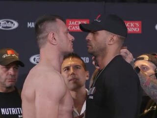 Badr Hari duwt tegenstander Arkadiusz Wrzosek tijdens staredown in Ahoy