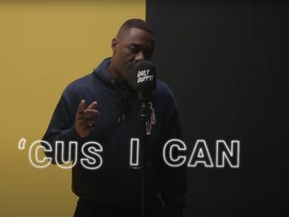 Idris Elba showt rapskills in Daily Duppy-sessie