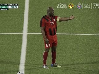 Surinaamse vicepresident (60) stelt zichzelf op in belangrijke voetbalwedstrijd