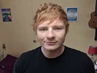 Ed Sheeran lookalike moet in vermomming over straat