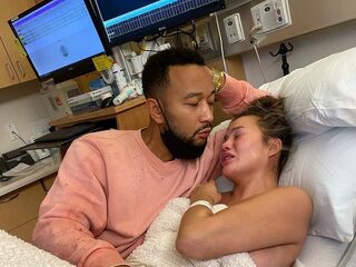 Chrissy Teigen blikt terug op verlies zoontje met emotionele Insta-post