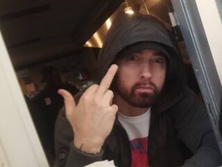 Eminem begroet fans met middelvinger tijdens opening van Mom's Spaghetti