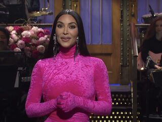 Snoeiharde Kim Kardashian roast zichzelf én familieleden bij 'SNL'