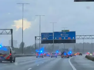 Zeker vijftien politieauto's zetten achtervolging in op de A2