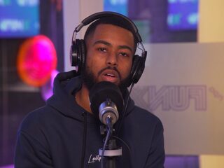 Kevv performt laid back tunes in het Papiaments tijdens sessie