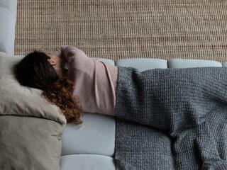 Opgroeien met een depressieve ouder: "Ze lag altijd op de bank of in bed"