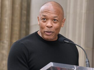 Dr. Dre ontvangt scheidingspapieren tijdens begrafenis van zijn oma