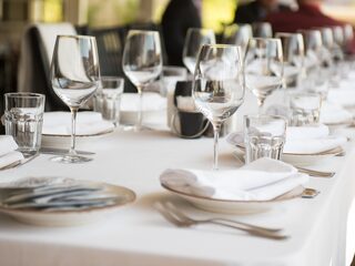 Vrouw neemt 23 familieleden mee op blind date om te checken hoe gul haar date is